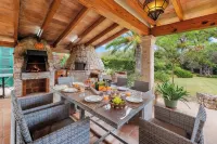 Beautiful very quiet villa with pool, large terraces and a large garden.