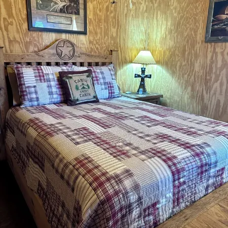 Private, quiet, rustic cabin. Minutes from Old Tunnel State Park