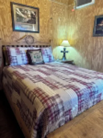 Private, quiet, rustic cabin. Minutes from Old Tunnel State Park