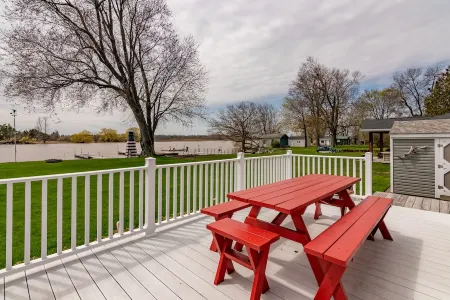 3 bedroom waterfront house with large yard and Gorgeous view of Braddocks Bay Отели в г. Грис