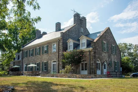 Charming 4-bedroom Estate - A Historic Gem in Clarke County, VA Отели в г. Бакмарш