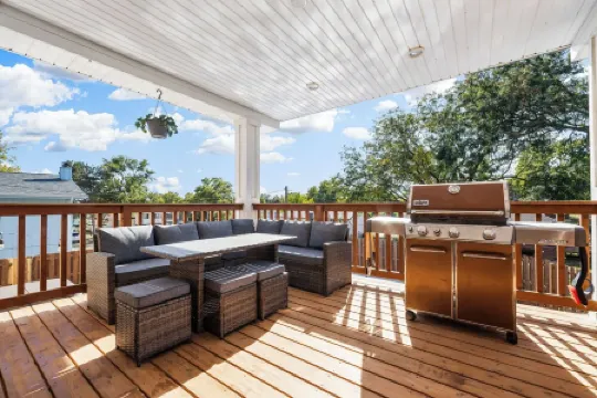 Pool, Sauna, Work out area, ping pong, King Bed. So Many Amenities!!!