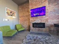 Stylish Pet-Friendly 1BR Studio with fenced in back yard, private parking, WIFI