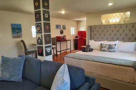 Jazz Studio -2 blocksToPalafoxSt