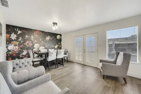 Cozy Remodeled Home close to main freeways and marina!