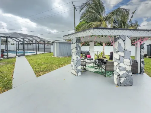 Beautiful 4-bedroom house in Heart of  Miami Gardens with POOL, AC and WiFi Hotels in Miami Gardens