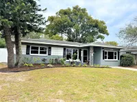 Cozy in Clearwater - A Quiet 4 Bedroom Home Minutes to the Beach. 라르고 스포츠 콤플렉스 주변 호텔