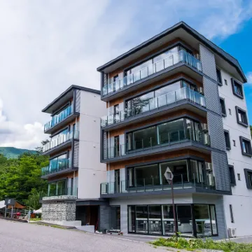 Mountain Side Hakuba Hotels near Happo pond