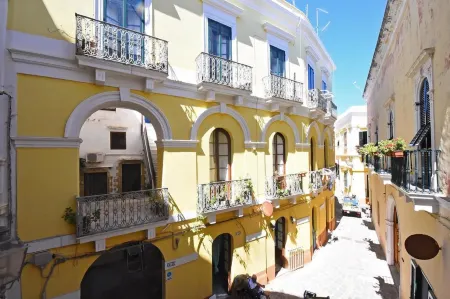 B&B Laura - Luxury Rooms Отели рядом с достопримечательностью «Gallipoli 1° accesso libero al Mare»