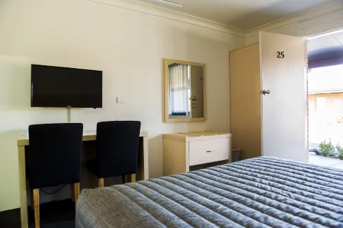 Cherry Blossom Motor Inn Hotels in Young