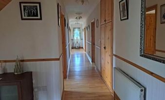 Spacious 6 Bed House 10 Minutes from Knock Airport
