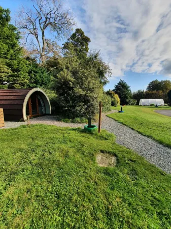Priory Glamping Pods and Guest Accommodation Отели рядом с достопримечательностью «Frank Lewis Gallery»