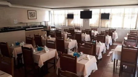 GoldMen Business Hotel Louveira Отели рядом с достопримечательностью «Wet'n Wild»