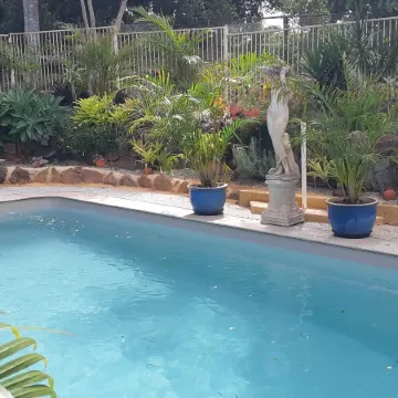 Mapleton Peaceful Provence Bnb Отели в г. Мейплтон