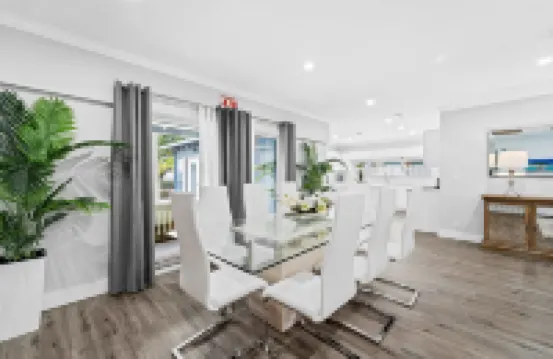 寧靜的5卧室公寓 - 水道景觀和私人加熱游泳池