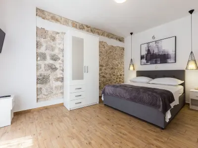 Charming Retreat With Lush Garden, BBQ & Sunlit Terrace Near Bibinje Beaches Hôtels à proximité de : Jetski Center