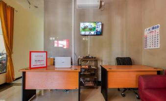 RedDoorz Syariah Near Airlangga University Campus B