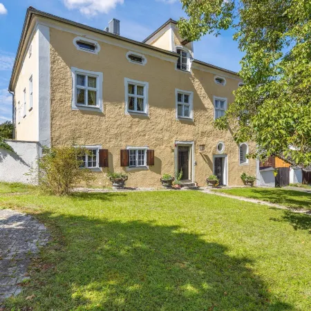 Herrenhaus in Riedenburg im Malerischen Altmühltal Отели в г. Риденбург