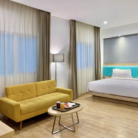 Hotel Santika Kelapa Gading Отели рядом с достопримечательностью «Торговый центр Sunter Mall»