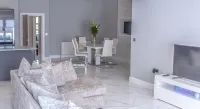 Beautiful Modern Open Plan Living with Hot Tub Hotels in Kelty