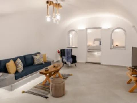 Sun Angelos Oia - Luxury Cave Suites Hotels in Finikia