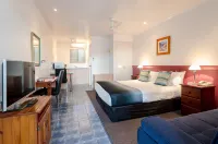 Central Studio Accommodation Hotels near Heron Island ferry terminal