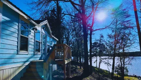 Long Cove Resort and Marina Отели рядом с достопримечательностью «Piedmont Prairie Trail - McDowell Nature Preserve»