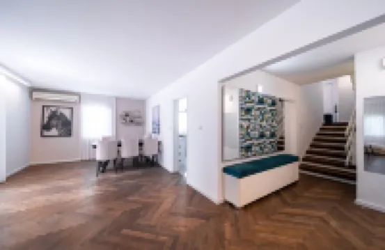 Spacious 4Bd House w Pool in the Heart of Herzliya