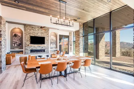 Magnificent New Construction with 360 Views Surrounded by Sedona National Forest Отели рядом с достопримечательностью «Катедрал Рок»