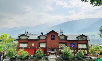Crimson inn by Senderos De Pine