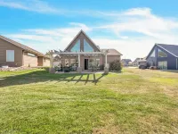 Beautiful 1500+ sq ft cabin with outdoor pool just steps off the patio Hotels in Arnolds Park