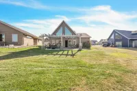 Beautiful 1500+ sq ft cabin with outdoor pool just steps off the patio