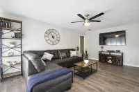 Wonderful 3 bed 2 bath home with plenty of parking Merced County 호텔