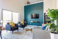 NEW Contemporary Downtown Loft Walk Everywhere