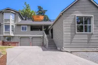 Cozy suite with lake and city views, hot tub, near parks, shopping, & dining Hotels near Mercerdale Park