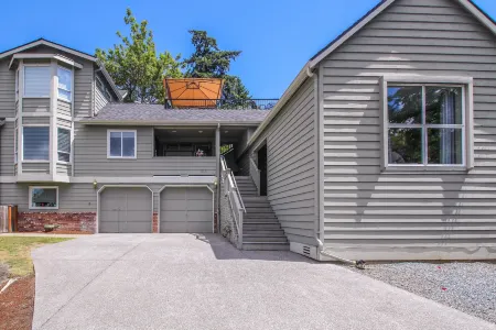 Cozy suite with lake and city views, hot tub, near parks, shopping, & dining Отели в г. Мерсер Айленд