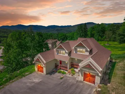 Mountain Views and Hot Tub - Spacious Luxury Escape