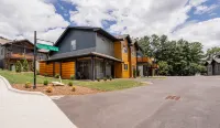 Hot Tub and Chef-Friendly Kitchen in Asheville - Charming Oasis