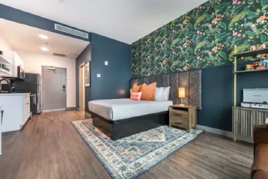 Expressive Design and Modern Amenities - Glamorous Unique Retreat