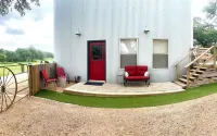 Texas Hill Country views at The Oval House on the Owl Spring Ranch near Boerne - ブティック