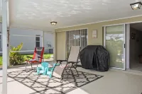 Private Pool and Expansive Backyard Retreat - Charming Oasis Hotel di Cape Coral