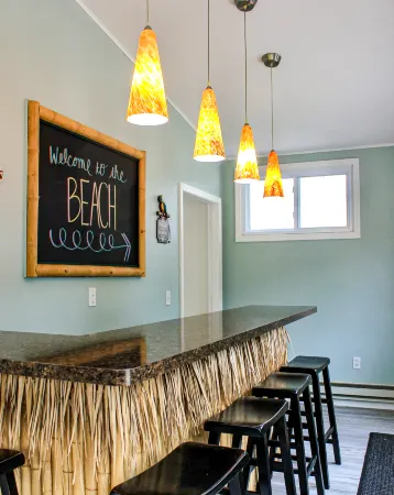 Walking Distance to Private Beach and Charming Cottage - Beautiful Coastal Retreat