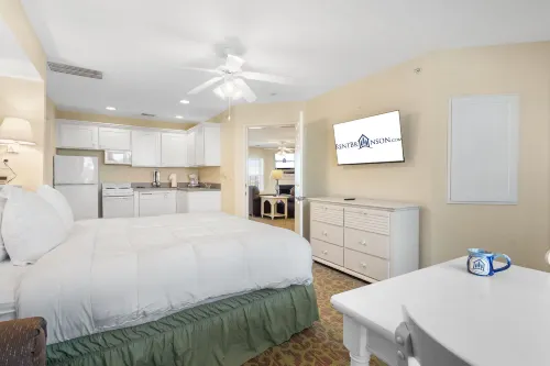 Scenic Lake Access and Resort Amenities - Inviting Cozy Retreat Hotels in Kimberling City