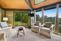 Classic roundhouse next to ski lodge w/panoramic view, retro fireplace & balcony Hotels in Avery County