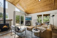 Exquisite Hot Tub and Spacious Living Areas - Stunning Alpine Retreat