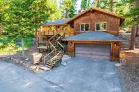 Cozy Retreat - Private Backyard Access, Hot Tub, Garage