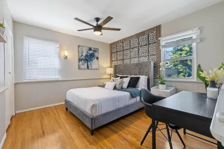 Cozy Retreat - Jacuzzi, Pool Table, BBQ Yard, Balcony Отели в г. Монровия