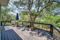 Hot Tub and Scenic Outdoor Patio - Charming Getaway Hotels in Hays County