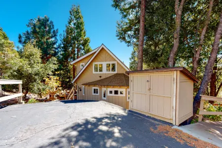 Fantastic wooded retreat with wraparound deck, gas grill, WiFi, & game room Отели рядом с достопримечательностью «Lollipop Park»