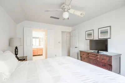 Screened Porch and Golf Access - Stylish Island Retreat
